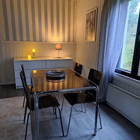 Omakotitalo Omalla Isolla Pihalla, Keskustassa