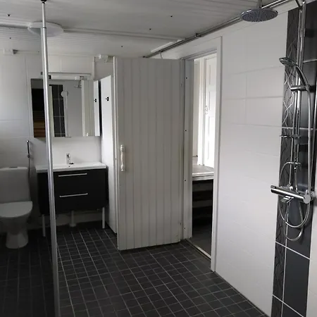 Villa Omakotitalo Omalla Isolla Pihalla, Keskustassa *
