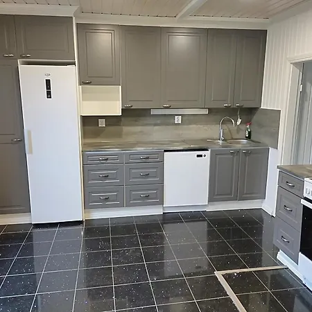 Omakotitalo Omalla Isolla Pihalla, Keskustassa Villa